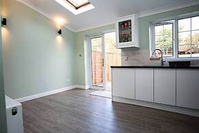 Cozy 3-bedroom Home in Luton