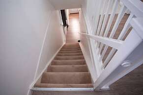 Cozy 3-bedroom Home in Luton