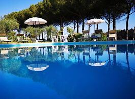 Laurel apt With Shared Pool