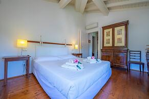 Villa Faccioli Deodara With Shared Pool