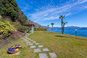 Blu Lake Apartment on Ghiffa Beach