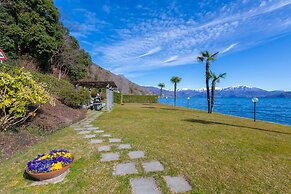 Blu Lake Apartment on Ghiffa Beach