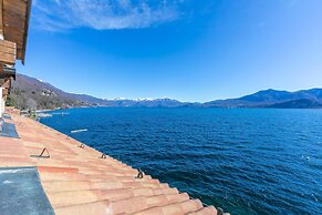 Blu Lake Apartment on Ghiffa Beach