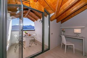 Blu Lake Apartment on Ghiffa Beach