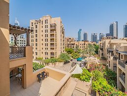 Colorful Apartment near Dubai Mall with Balcony