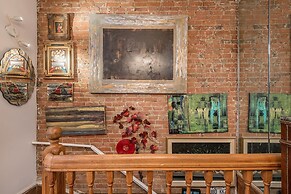 Beautiful 2 BR in the Heart of Downtown