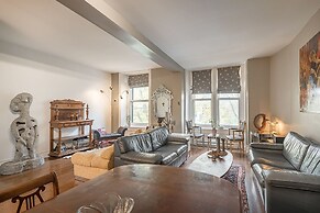 Beautiful 2 BR in the Heart of Downtown