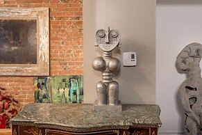 Beautiful 2 BR in the Heart of Downtown