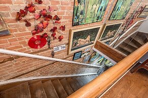 Beautiful 2 BR in the Heart of Downtown