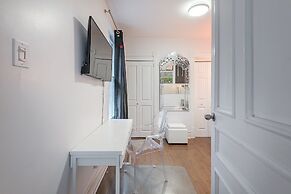 Beautiful 2 BR in the Heart of Downtown