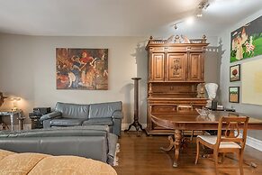 Beautiful 2 BR in the Heart of Downtown