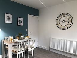 Sheffield 4-bedroom house free parking