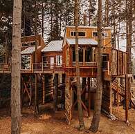 Treehouse over the water - Eagle's Nest