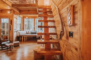 Treehouse over the water - Eagle's Nest