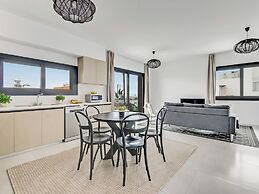 Sanders Only - Cute 2-bdr Apt With Balcony