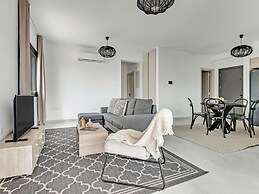 Sanders Only - Cute 2-bdr Apt With Balcony