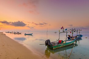 White Whale Beachfront Pool Villa