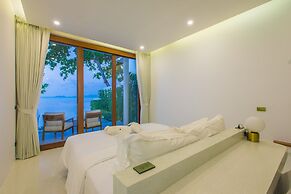 White Whale Beachfront Pool Villa