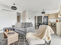 Sanders Only - Delightful 2-bdr Apt With Balcony