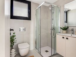 Sanders Only - Delightful 2-bdr Apt With Balcony