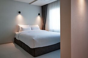 The Connoisseur Residence Hotel