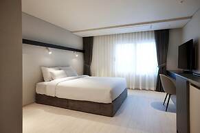 The Connoisseur Residence Hotel