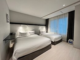 The Connoisseur Residence Hotel