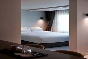 The Connoisseur Residence Hotel