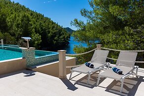 Beachfront Villa Brulupes