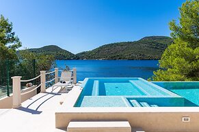 Beachfront Villa Brulupes