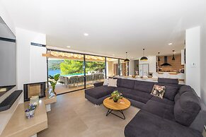 Beachfront Villa Brulupes