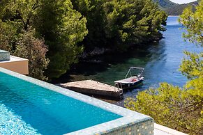 Beachfront Villa Brulupes