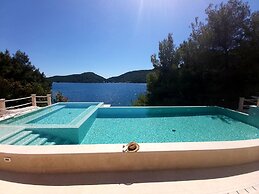 Beachfront Villa Brulupes