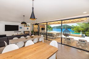 Beachfront Villa Brulupes