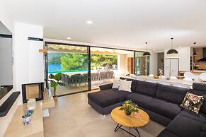 Beachfront Villa Brulupes