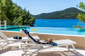 Beachfront Villa Brulupes