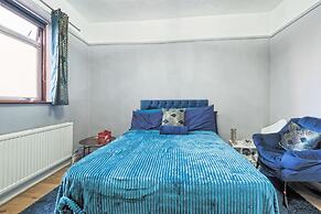 Stunning Riverside 1-bed Apartment in North London