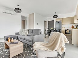 Sanders Only - Charming 2-bdr Apt With Balcony