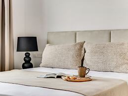 Sanders Only - Charming 2-bdr Apt With Balcony