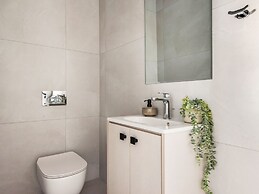 Sanders Only - Charming 2-bdr Apt With Balcony