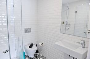 Gin o Clock in Lisbon - by Misha s Place 3A