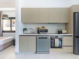 Sanders Only - Ideally Planned Studio With Balcony