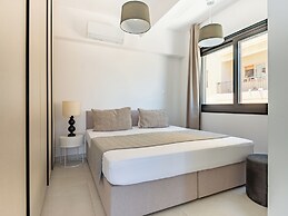 Sanders Only - Ideally Planned Studio With Balcony