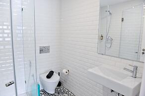 Cosmopolitan Comfort in Lisbon 4A - by Misha s Pl