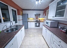 Lovely 3 Bedroom Holiday Home With Free Parking