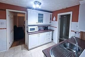 Lovely 3 Bedroom Holiday Home With Free Parking