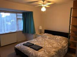 Lovely 3 Bedroom Holiday Home With Free Parking