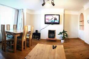 Lovely 3 Bedroom Holiday Home With Free Parking