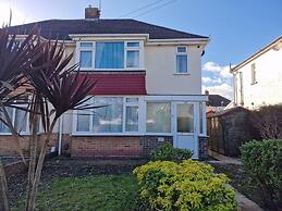 Lovely 3 Bedroom Holiday Home With Free Parking