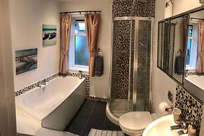 Lovely 3 Bedroom Holiday Home With Free Parking